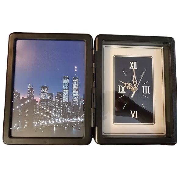 Hinged‎ Clock w/ NYC Skyline w/Twin Towers w/ Fiber Optic Color Changing Lights - Picture 1 of 11